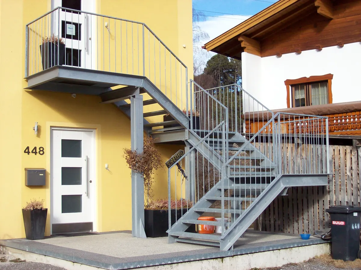 Balkonlösung aus Metall und Glas