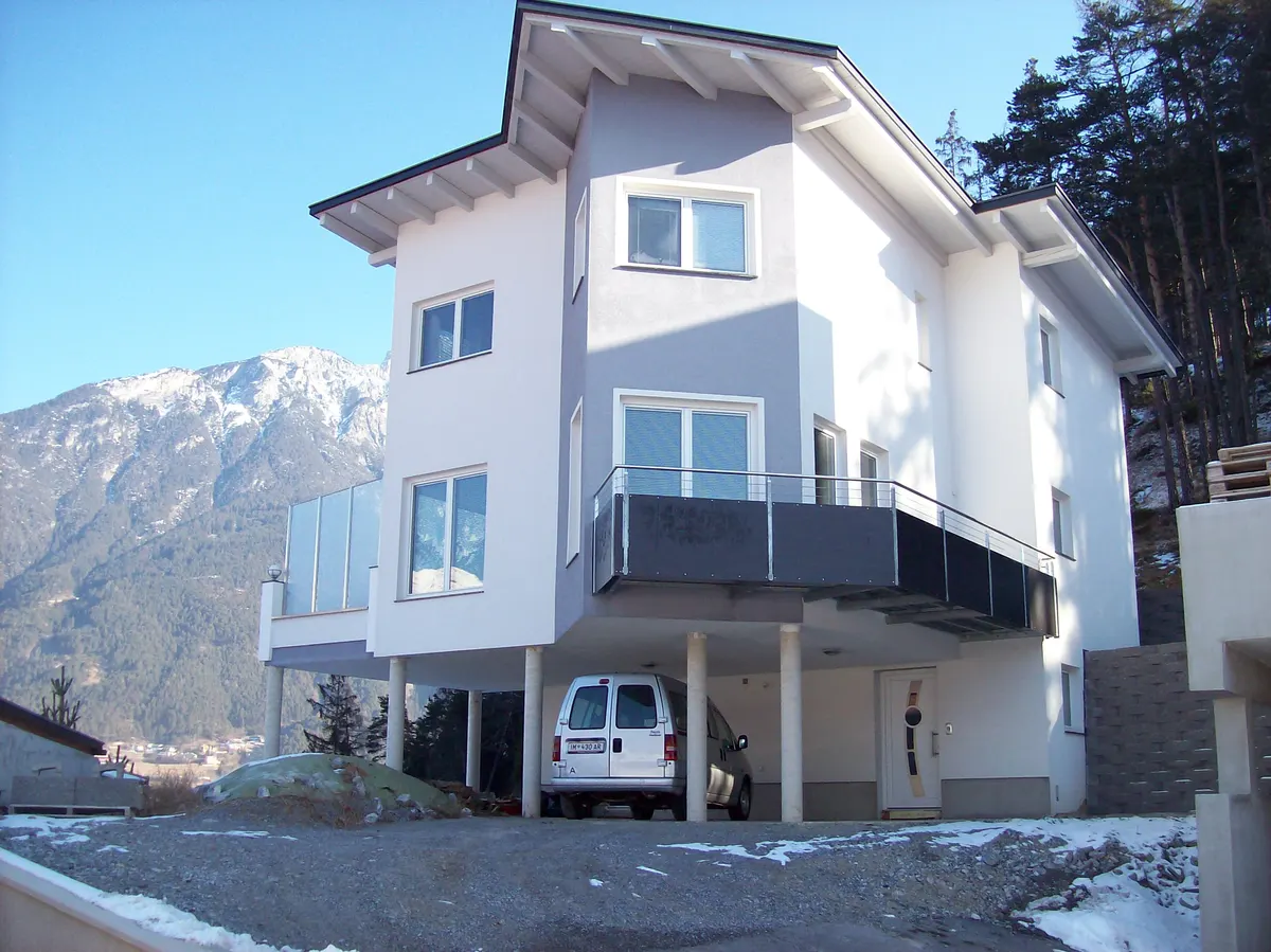 Zaun und Tor aus Metallarbeit